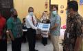 Asyraf Suryadin Kepala DKPUS Babel menyerahkan Hadiah Pemenang Lomba Pengelolaan Kearsipan Daerah Kabupaten/ Kota Tingkat Provinsi Tahun 2020 di Kantor DKPUS Provinsi Babel, Kamis (19/11/2020).