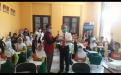 Kepala DKPUS Babel Asyraf Suryadin memberikan Kartu Anggota Perpustakaan ke Kepala Sekolah MI Nurul Falah Desa Kimak, Bangka.