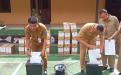 Kepala DKPUS Babel Rakhmadi bersama Sekdis DKPUS Yopi Wijaya memusnahkan simbolis arsip negara internal DKPUS Babel menggunakan mesin pencacah, Selasa (13/12/2022). 