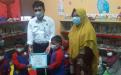 Kepala DKPUS Babel Rakhmadi menerima ucapan terima kasih dari anak-anak PAUD Nurul Haqqi.