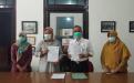Kepala DKPUS Babel Asyraf Suryadin bersama Wakil Dekan II Fisip UBB Diana Anggraeni memperlihatkan PKS yang telah ditandatangani Senin (5/4/2021).