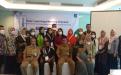 Peserta PLM Program TPBIS Provinsi Babel foto bersama Kepala DKPUS Babel, disela acara pembukaan, Selasa (12/7/2022). 