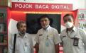 Kadis KPUS Babel foto bersama Kepala UPT Samsat Pangkalpinang di ruang Pojok Baca Digital Kantor Samsat Pangkalpinang, Rabu (13/4/2022).
