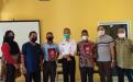 Kepala DKPUS Babel Asyraf Suryadin didampingi Kabid di DKPUS Babel foto bersama dua ASN DKPUS Babel yang purna tugas, Jumat (9/4/2021).