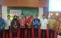 Kepala DKPUS Babel Rakhmadi foto bersama beberapa peserta Rakernas Bidang Kearsipan 2022.