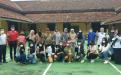 Puluhan Siswa SMPN 4 Mentok Bangka Barat foto bersama Kabid Pembinaan dan Pengembangan Perpustakaan DKPUS Babel Abu Hapas beserta jajarannya, Rabu (25/5/2022).