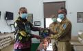 Kepala DKPUS Babel Asyraf Suryadin didampingi Pustakawan Ahli Madya DKPUS Babel Padli menyerahkan Buku Sejarah Bangka Belitung menjadi Provinsi kepada Kepala Dinas Perpustakaan dan Kearsipan Belitung, Paryanta.