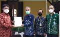 Asyraf Suryadin menyerahkan berkas tugas yang telah dan belum dilaksanakan kepada Rahmadi selaku Kepala DKPUS Babel yang baru, Kamis (3/6/2021).