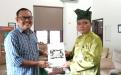 Kepala DKPUS Babel Rakhmadi menerima sumbangan buku dari Kepala DPK Belitung Paryanta, Senin (21/11/2022) di ruang kerja Kepala DKPUS Babel.
