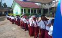 Siswa SDN 8 Air Bara rela mengantri untuk dapat membaca buku di Pusling DKPUS Babel.