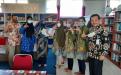 Tim Juri Lomba Perpustakaan SMA/SMK sederajat tingkat Provinsi Kepulauan Bangka Belitung Tahun 2021 sedang bersama pengelola perpustakaan SMAN 1 Manggar, disela-sela melakukan penilaian Perpustakaan SMAN 1 Manggar, Beltim, Kamis (22/4/2021)