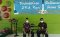 Kadis DKPUS Babel Rakhmadi bersama Kepala SMAN 1 Puding foto di Pojok Literasi Budaya SMAN 1 Puding, Kamis (19/8/2021).