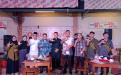Foto Bersama Kepala DKPUS Babel dan Anggota Komisi IV DPRD Babel disela Diskusi Literasi “Membangun Sinergi dalam Membumikan Literasi di Bumi Bangka Belitung”, Senin (24/10/2022) malam di Warung Kopi Tung Tau, Pangkalan Baru, Bangka Tengah, Babel.