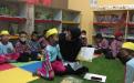 Pustakawan DKPUS Babel saat membacakan buku cerita kepada anak-anak TK Tharikul Jannah dan Perwanida III, Rabu (15/12/2021).