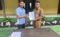 Kepala DKPUS Provinsi Babel Rakhmadi menyerahkan simbolis SPK tahun 2023 PHL DKPUS Babel, Selasa (17/1/2023). 