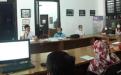 Rakhmadi Kepala DKPUS Babel memimpin rapat evaluasi disiplin pegawai selama WFH, Jumat (13/8/2021).