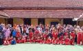 Siswa, orang tua dan guru pendamping TK Pembina Negeri dan Pustakawan DKPUS foto bersama, disela kunjungan, Senin (20/3/2023). 