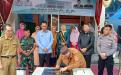  Bupati Bangka Barat menandatangani batu prasasti peresmian Gedung Layanan Perpusda Bangka Barat, Selasa (15/11/2022).