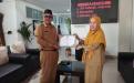 Kepala Bidang Pelestarian Koleksi Nasional dan Pelestarian Naskah Kuno menyerahkan Piagam Penghargaan kepada Sekwan Bangka.
