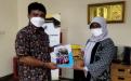 Kepala DKPUS Babel Rakhmadi menyerahkan BIDKID Provinsi Babel ke perwakilan Perpusnas RI, Kamis (21/10/2021).