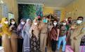 Kepala DKPUS Babel Asyraf Suryadin foto bersama Kades, Sekdes dan Pengelola Perpusdes Rambat, Senin (24/5/2021).