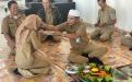 Salah seorang pegawai DKPUS menerima suapan nasi tumpeng dari Kepala DKPUS Babel. 