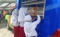 Siswa SDN 7 Desa Paku, Kecamatan Payung antusias mencari buku bacaan di Mobil Perpustakaan Keliling DKPUS Babel.