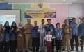 Kepala DKPUS Babel didampingi tim DKPUS Babel saat foto bersama Kepsek SLBN Sungailiat, Selasa (17/10/2023).