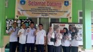 Kepala DKPUS Babel Rakhmadi bersama Tim Pembinaan Perpustakaan disambut Kepala SMAN 1 Simpang Pesak, Beltim, Rabu (27/3/2024).