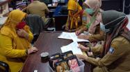Tim DKPUS Babel saat meminta tanggapan draft Rapergub ke DPMPTSP Babel.