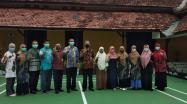 Dengan salam literasi, Kadis DKPUS Babel Asyraf Suryadin foto bersama Tim Perpustakaan UBB.