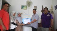 Penyerahan uang duka oleg Pj Sekda Babel Fery Afriyanto kepada istri almarhum ASN Babel, Nasli, Jumat (1/11/2024).
