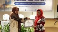  Subeti Makdriani selaku Pustakawan Ahli Utama Perpusnas RI menyerahkan Piagam Penghargaan kepada perwakilan Bappeda Provinsi Babel, Kamis (10/8/2023). 