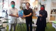 Penyerahan bantuan bahan bacaan untuk "Pojok Baca Sekaput" di Warkop Papa.