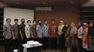 Peserta Bimbingan Teknis Implementasi E-Arsip Terintegasi foto bersama Kepala DKPUS Babel Rakhmadi dan Tim ANRI.