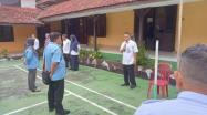 Kepala DKPUS Babel Rakhmadi saat memberikan pengarahan pada Apel Pagi DKPUS Babel, Rabu (3/1/2024).
