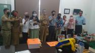 Kepala DKPUS Babel Dr Asyraf Suryadin didampingi Pustakawan DKPUS foto besama Ketua UT dan Mahasiswa PKL UT di DKPUS Babel.