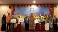  Kepala DKPUS Babel foto bersama para Juara Lomba Bertutur Siswa SD/MI tingkat Provinsi Babel Tahun 2023. 