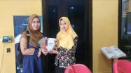 Pustakawan DKPUS Babel menerima buku dari Dosen IAIN SAS Babel, Kamis (15/12/2022).