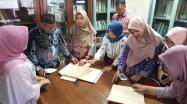 Tim Pustakawan DKPUS Babel saat diajari sekilas cara membuat kotak asam penyimpanan naskah kuno di Dinas Arpus Jateng, Kamis (7/12/2023).