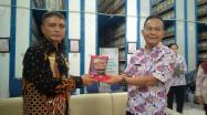 Kepala DKPUS Babel Rakhmadi menerima cinderamata dari Kepala DAP Kabupaten Bogor, Kamis (16/11/2023).