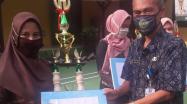 Kepala DKPUS Babel Dr Asyraf Suryadin menyerahkan hadiah kepada Mega Juara Arsiparis Teladan Tingkat Provinsi Babel Tahun 2020.