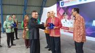 Kepala DKPUS Babel menyerahkan penghargaan kepada pelopor literasi Babel, Kamis (30/11/2023). 