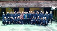 Puluhan Santri At-Toyyibah foto bersama di halaman tengah Kantor DKPUS Provinsi Babel.