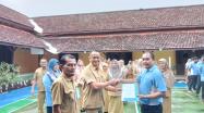Plt. Kepala DKPUS Babel, Yopi Wijaya menyerahkan SK Kontrak Honorer DKPUS tahun 2025, Selasa (21/1/2025).