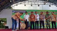 Pj Gubernur memukul gong menandai dibukanya Festrip Babel 2022. 