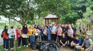 Plt Kepala DKPUS foto bersama Pegawai DKPUS, usai bersih-bersih Jalan Pulau Bangka, Jumat (17/1/2025).