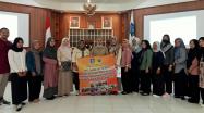 Penerima Penghargaan Perpustakaan Terbaik Implementasi program TPBIS 2023 foto bersama peserta Peer Learning Meeting Babel 2023. 