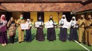 Kepala DKPUS Babel Dr Asyraf Suryadin foto bersama para pemenang Lomba Menulis Cerpen Tahun 2020.