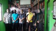 Kepala DKPUS Babel Dr Asyraf Suryadin foto bersama Kades dan Pengelola Perpustakaan ARSITA Air Belo, Mentok.